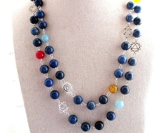 Collana 7 Chakra pietre multicolori. Collana di Dumortierite. Perle blu, acqua, rosse e gialle. Simboli in argento 925.  Etnica.