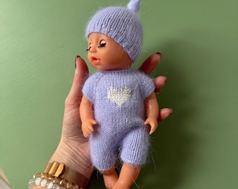 Handgebreide miniatuur lavendel romper en muts kledingset voor pop van 20 cm of 8 inch