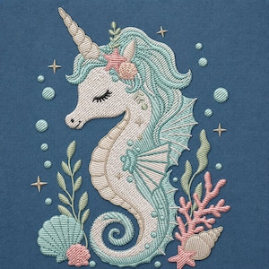 Può includere: Ricamo di un unicorno cavalluccio marino bianco, verde acqua e rosa su sfondo blu. Il design include un corno di unicorno, una criniera verde acqua fluente e una coda di cavalluccio marino. Elementi aggiuntivi includono conchiglie, stelle marine e bolle.
