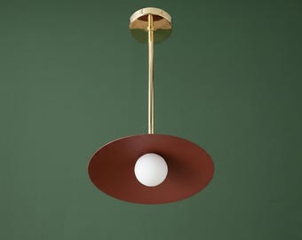 Lámpara colgante de latón de estilo moderno de mediados de siglo, araña de cristal opalino minimalista italiana.