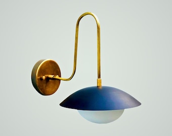 Blå mässingskupolvägglampa: Modern lampa från mitten av århundradet