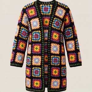 Lange zwarte Grandma Square cardigan, gehaakte duster cardigan, patchwork jas in juweeltinten, handgemaakte boho lange cardigan