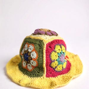 Sombrero de sol de ganchillo estilo abuela, de algodón orgánico, con ala flexible y estampado floral.