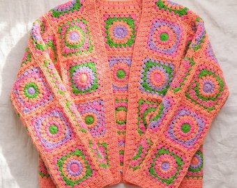 Cardigan all'uncinetto a quadri stile nonna con stampa floreale, in cotone biologico, con apertura frontale colorata.