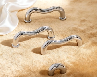 Uchwyty meblowe w kolorze srebrnym: uchwyty mosiężne w kształcie litery U, uchwyty do szuflad w szafie