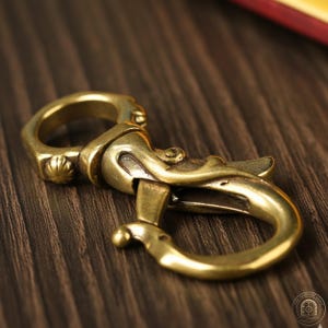 真鍮製回転フックキーホルダー留め金、頑丈なキーリングスナップフック、ヴィンテージベルトループフォブ、EDCレザークラフト金具、男性へのギフト