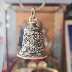 Kleine koperen bel Handgemaakte decoratieve bel voor ritueel thuisgebruik of verzameldisplay | Messing ornament in vintagestijl afbeelding 9