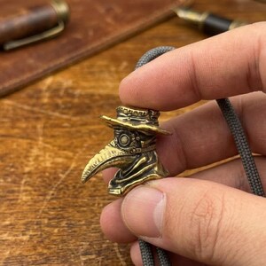 Vintage messing Plague Doctor Hat-kraal – Gothic Tactical Gear Charm voor messleutelkoord of sleutelhanger, uniek handgemaakt Alt Fashion-cadeau voor hem