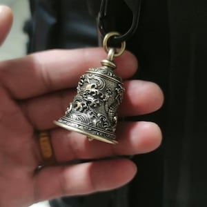 Kleine koperen bel Handgemaakte decoratieve bel voor ritueel thuisgebruik of verzameldisplay | Messing ornament in vintagestijl afbeelding 7