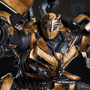 Puede incluir: Imagen detallada de un robot amarillo y negro con intrincados detalles mecánicos. El robot tiene una apariencia metálica texturizada con neumáticos visibles y una cabeza estilizada. El diseño sugiere un personaje de una película de ciencia ficción o acción.