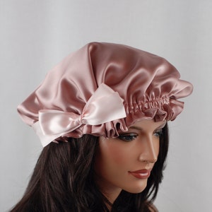 Gorro de dormir de seda, charmeuse de rosa silvestre, cordón de lazo totalmente ajustable unido a un elástico suave, gorro de dormir reversible para el cuidado del cabello
