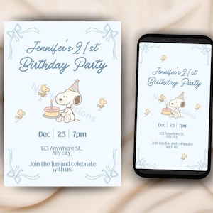Può includere: Invito di compleanno azzurro con Snoopy che tiene in mano una torta e indossa un cappello da festa. L'invito recita "Jennifer's 21st Birthday Party" con i dettagli dell'evento. Uno smartphone mostra lo stesso invito.