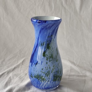 Vase en verre bleu fait main à décor irisé, Bodenmais