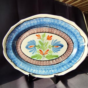 Puede incluir: Un juego de tres tazas de cerámica con un acabado mate moteado. Las tazas son de color crema, gris claro y gris oscuro. Cada taza tiene un diseño simple y minimalista.