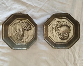 Set van 2 vintage koperen mallen, met citroen- en maïsmotief, rustieke keukenwanddecoratie in boerderijstijl.