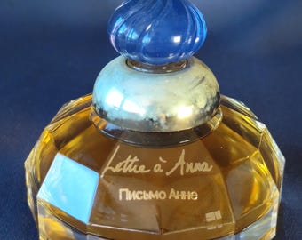 オリジナルの箱に入ったアンティークのアールデコ調香水瓶。1930 年
