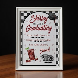 Puede incluir: Una impresión enmarcada con un borde blanco, que presenta una receta de cóctel para una bebida llamada "Shirley". El texto dice "Shirley She Can't Be Graduating" con instrucciones y un gráfico de gorro de graduación. El año de la clase es 2026.