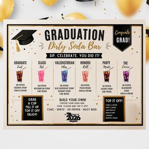 Può includere: Un cartello a tema laurea con la scritta "Graduation Dirty Soda Bar". Presenta illustrazioni di bevande con vari ingredienti e una sezione "Build Your Own". Palloncini dorati e cappelli di laurea decorano lo sfondo.