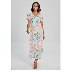 Peut inclure: Une robe longue à imprimé floral avec un col en V et des manches courtes. La robe présente un motif patchwork avec des panneaux roses, bleus et blancs, ornés de fleurs et de citrons. La modèle porte des sandales blanches.