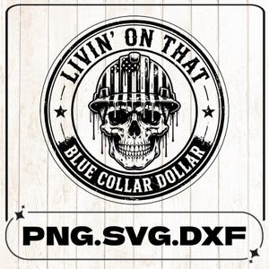 Puede incluir: Un diseño gráfico circular en blanco y negro que muestra una calavera con un casco de seguridad con el patrón de la bandera estadounidense. El texto dice LIVIN' ON THAT BLUE COLLAR DOLLAR. Debajo del círculo, PNG.SVG.DXF aparece en un marco.
