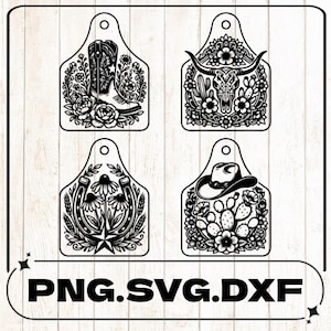 Puede incluir: Cuatro diseños digitales en blanco y negro con forma de etiquetas para orejas de ganado. Los diseños presentan una bota de vaquero, un cráneo de longhorn, una herradura con flores y un sombrero de vaquero con un cactus, rodeados de patrones florales.