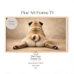 Puede incluir: Una impresión enmarcada que presenta un perro pug acostado, visto desde atrás. El perro tiene pelaje marrón claro y una cara negra. El marco es de madera clara. El texto en la impresión dice "Fine Art Frame TV" y "The Cozy Frame Co."