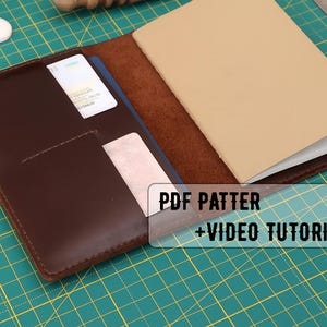 Puede incluir: Un juego de tres tazas de cerámica con un acabado mate moteado. Las tazas son de color crema, gris claro y gris oscuro. Cada taza tiene un diseño simple y minimalista y un asa redondeada.