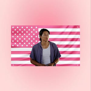 Peut inclure: Un drapeau américain rose avec des étoiles et des rayures blanches. Une personne porte une chemise violette sur un débardeur blanc. Le fond est de couleur rose uni.