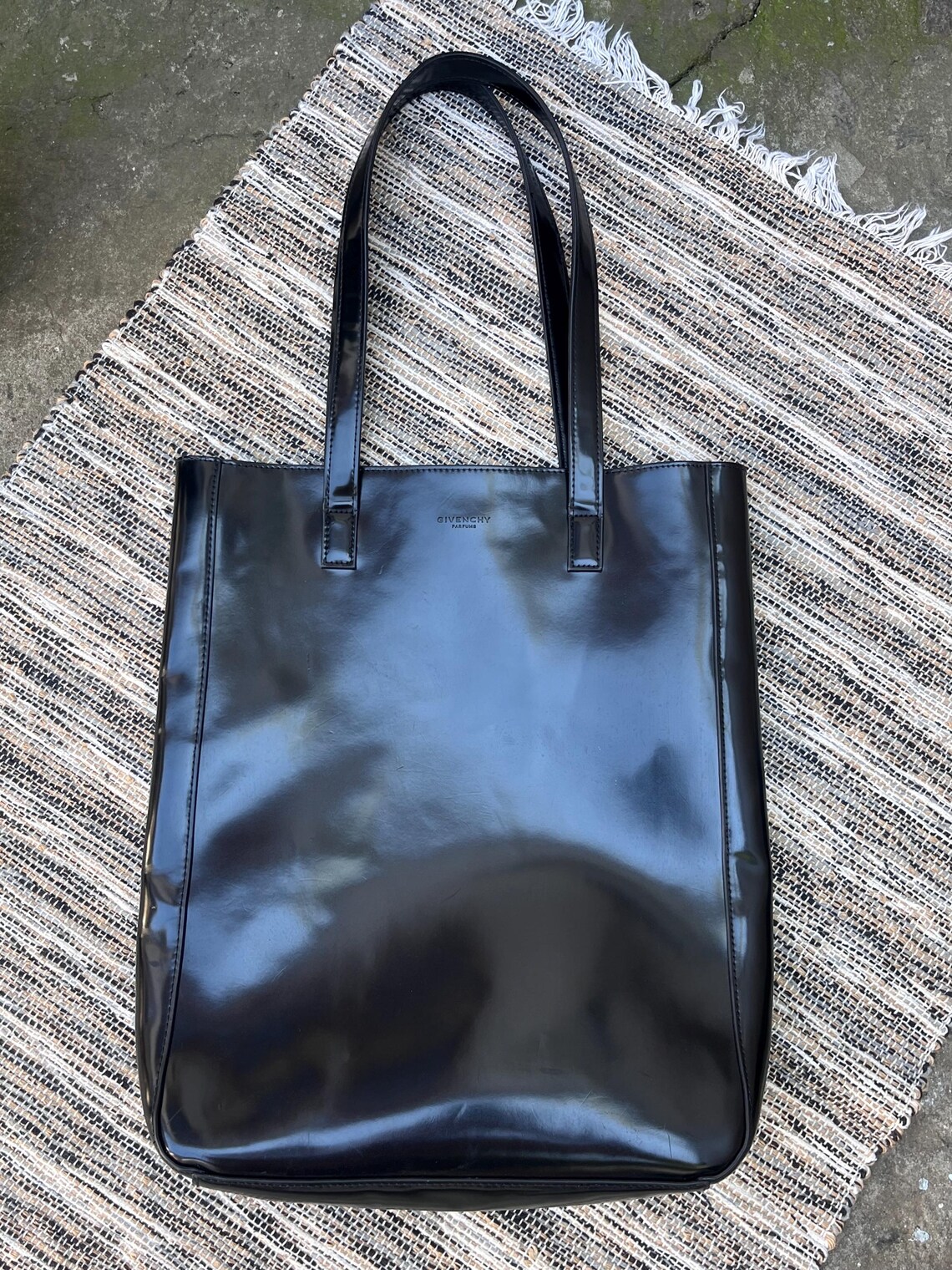 Vintage Givenchy Parfum Black Faux Leather Shopper Tote Bag Avantgarde Y2K woman handbag, foto 2 di 5