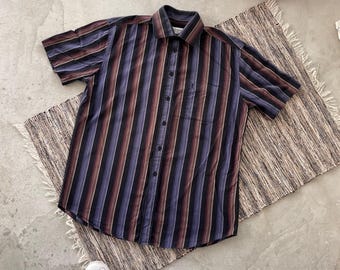 Exclusiva camisa vintage de rayas azul marino oscuro de Yves Saint Laurent, estilo vanguardista de lujo Y2K.