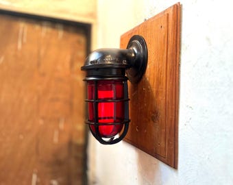 船舶用工業用壁掛け照明器具 | 赤色ガラス、黒色コーティングアルミニウム製隔壁照明器具