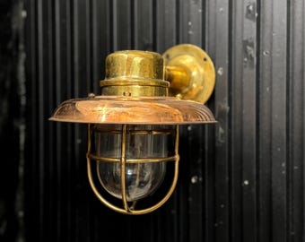 Aplique de pared de latón hecho a mano, lámpara marina con cúpula de cobre, aplique de exterior vintage náutico.