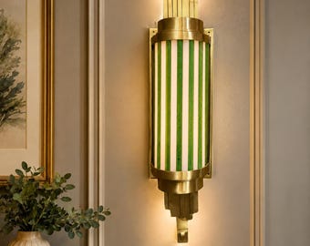 Hollywood Regency, 10 apliques de pared Art Déco de cristal verde y latón para decoración de interiores de lujo.