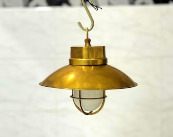 Lampe de poche suspendue en laiton antique avec abat-jour en verre laiteux givré pour un éclairage nautique à la maison