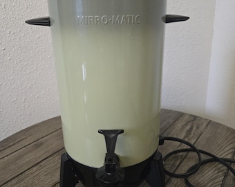 Cafetera eléctrica vintage Mirro-Matic de aluminio verde aguacate para 22 tazas, modelo M-9294-37, estilo retro MCM.