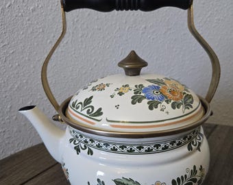 Tetera vintage Asta de esmalte de los años 60, estilo Old Amsterdam, con asas de latón y diseño floral, estilo rústico moderno de mediados de siglo.