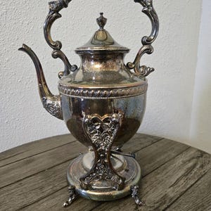 Vintage FB Rogers Silverpläterad Lutande Tekanna Vattenkokare Stativ Med Värmare Brännare Utsmyckad Viktoriansk Serveringsdel Uttalande