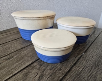 Vintage 1940 Universal Potteries Blau Ringware Nesting Rührschüssel Set 3teilig w / Deckel Cottage Oma Bauernhaus