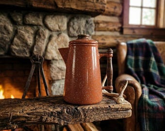 ヴィンテージの赤い粘土の陶器のピッチャー、蓋付き、緑の釉薬仕上げ