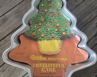 Wilton Aluminum Christmas Treeliteful Cake pan #2105-425 Holiday Classic Vintage