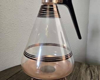 Jarra de café/jugo vintage de Inland Glass con detalles en cobre y oro rosa, con soporte, estilo retro de mediados de siglo.