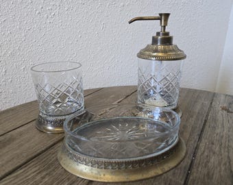 Juego de tocador de baño de 3 piezas de latón y cristal tallado vintage: jabonera, dispensador de jabón/loción, vaso de agua. Estilo Hollywood Regency, MCM, retro victoriano.