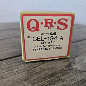 Peut inclure: Une tasse en céramique blanche avec une anse noire et le texte "But First, Coffee" en gras noir. La tasse est posée sur un fond neutre, soulignant son design simple.