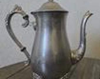 Cafetera/tetera vintage con base de latón, chapada en plata y decorada con motivos florales, estilo victoriano, mediados de siglo.