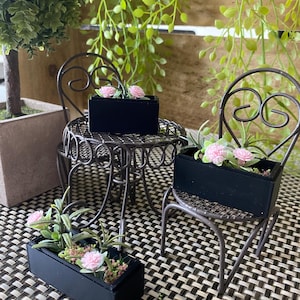 Op de afbeelding: Een witte keramische mok met een zwart handvat en de tekst "But First, Coffee" in een vetgedrukte, zwarte letter. De mok is waarschijnlijk 325-444 ml groot, perfect voor een ochtenddrankje.