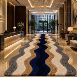 Könnte beinhalten: Ein wellenförmiger Teppich mit Streifen in Grau, Beige, Hellbraun und Marineblau. Der Teppich befindet sich in einer Hotellobby mit Marmorboden und Rezeption. Der Text "THE HORIZON RESIDENCES" ist an der Wand zu sehen.