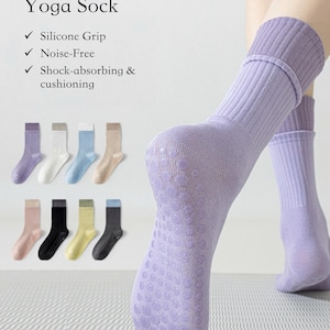 Könnte beinhalten: Ein handgefertigtes Holzschneidebrett mit natürlicher Oberfläche. Die rohe Kante zeigt die einzigartige Maserung des Holzes. Maße: ca. 45 cm lang, 30 cm breit und 2,5 cm dick.