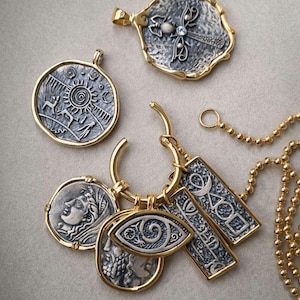 Antieke gouden talismanhanger – medaillon met oud symbool en sieradenbedel amulet