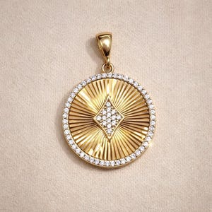 Luxe gouden medaillonhanger met hoogwaardige gesimuleerde diamant