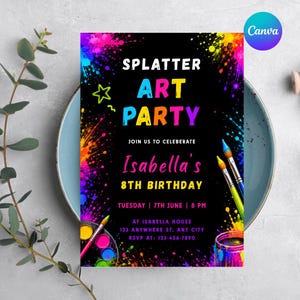 Op de afbeelding: Een rechthoekige uitnodigingskaart met een zwarte achtergrond, kleurrijke verfspatten, twee penselen en een verfpalet. De tekst luidt: SPLATTER ART PARTY, JOIN US TO CELEBRATE, Isabella's 8TH BIRTHDAY, TUESDAY 7TH JUNE 8 PM, AT ISABELLA HOUSE 123 ANYWHERE ST. ANY CITY, RSVP AT: 123-456-7890.